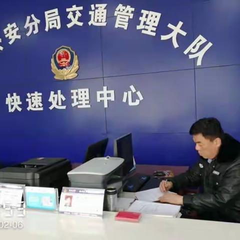 华州交警春节期间快速出警 高效构建和谐暖心