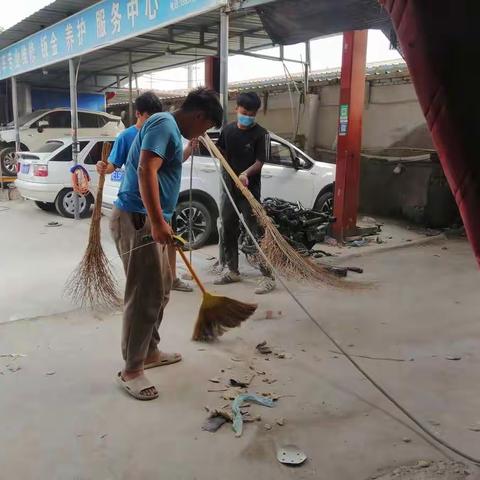 精忠社区开展共建共享星人居环境整治行动