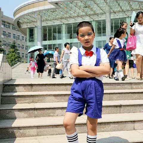 骆泽阳今天幼儿园毕业了。