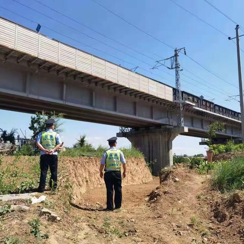 平顺县护路办迎接二十大巡逻、排查