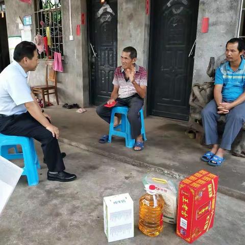 市残联理事长蔡志森一行人到永兴镇慰问七户残疾人，本次活动的主题是“自强脱贫 助残共享”。