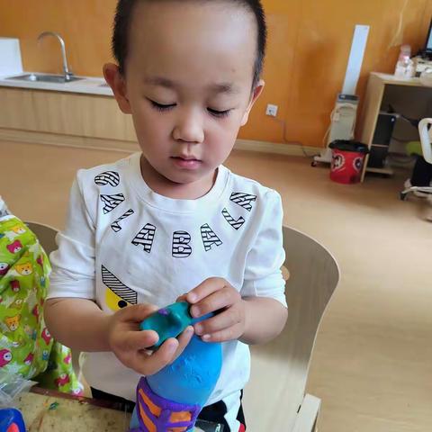 新世纪民族幼儿园第五幼儿园中一、中三班美术课