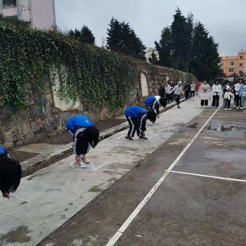 恰同学少年，风华正茂，记录七二班全体学生顽强拼搏精神片刻。