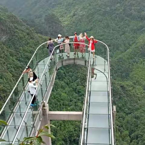 20200524 跟着南宁中旅象州门店组织的旅游团，游览金秀巴勒山，挑战了玻璃桥及玻璃栈道。