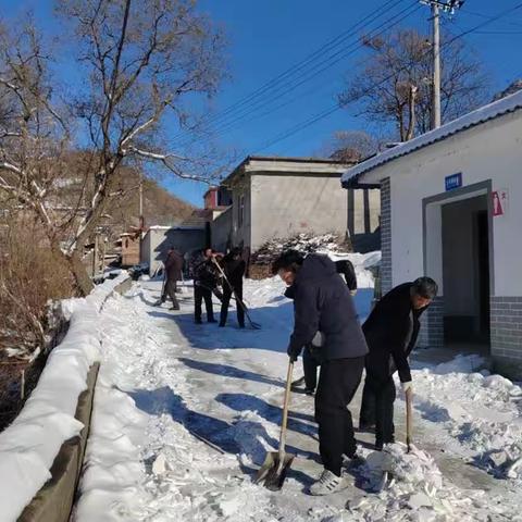 除冰铲雪护平安 凝心聚力传暖意