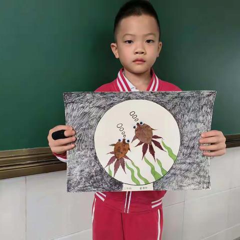 水富市第一小学三（4）班开展“我是巧巧小能手”为主题的树叶粘贴画活动！