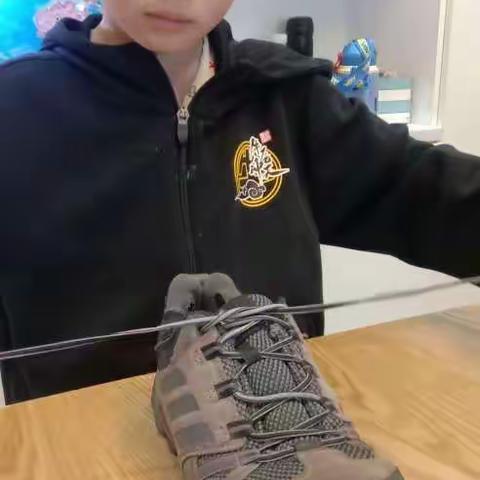 系鞋带，整理书包