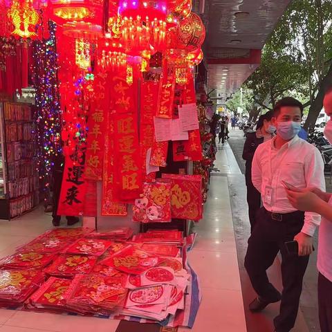 吉阳区应急管理局副局长黎炯带队到商品街社区开展辖区内沿街商铺禁止销售燃放烟花爆竹安全生产检查工作