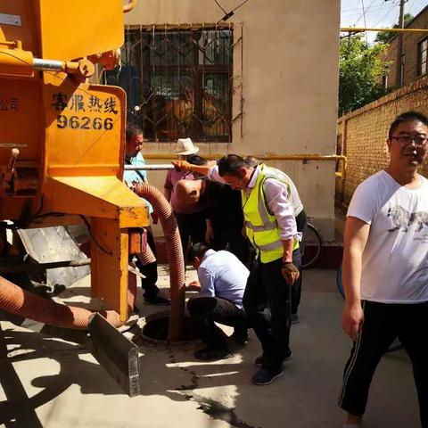 供排水维修队伍联合解决居民没水问题