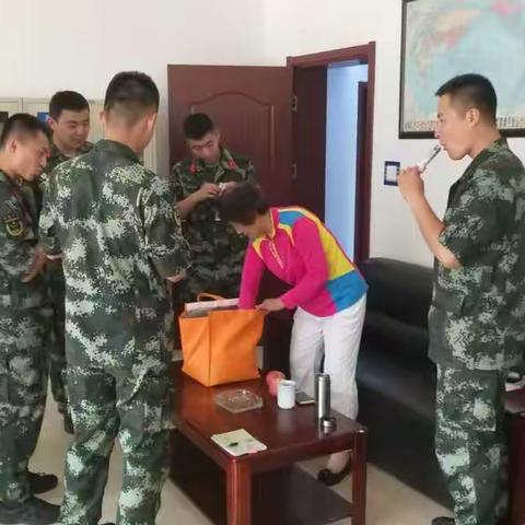 “兵妈妈”齐亚珍女士到济钢中队看望慰问