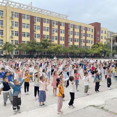 “指尖跳动，舞出精彩”——《一年级》手指舞