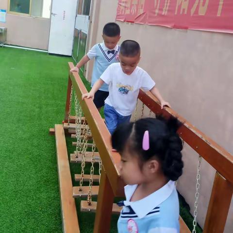 在平等、和谐的环境中，用爱心去呵护幼儿的童心，让每一个"祖国的花朵"灿烂地开放。