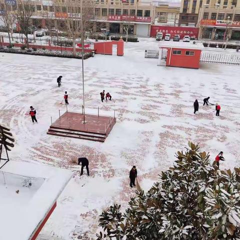 雪花纷飞扮校园 扫雪除冰暖人心——怀仁镇中心小学开展扫雪除冰劳动教育活动