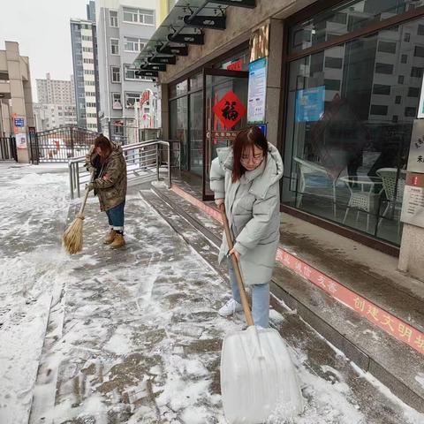 【群众无小事】大雪满社区，扫雪暖人心