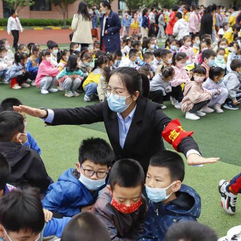 西安雁塔铭城小学2021—2022学年 第二学期开展“预防为主  安全第一”防踩踏应急疏散演练活动