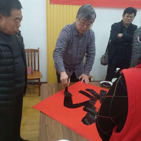 ’新春送温暖、万福进万家”青岛市书法家协会文化惠民活动走进平度星光华府社区。