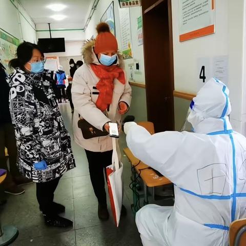 和平区南湖街道文安路社区“外交官”再上任，服务外籍人士顺利完成核酸检测
