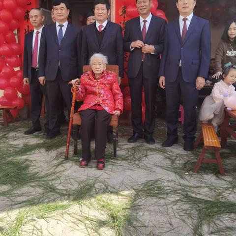 把关爱送到心坎上 刘总旗社区为百岁老人庆生