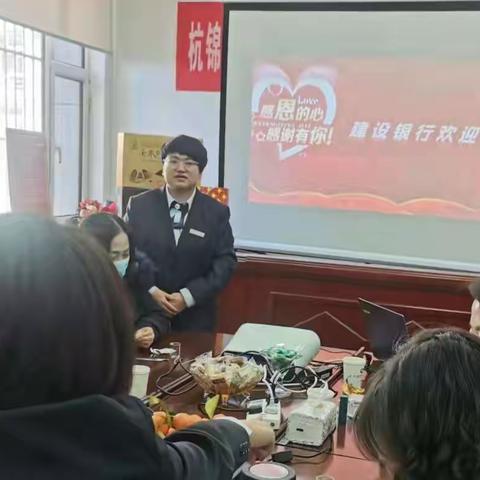 建行杭锦旗支行举办"为美增色"口红DIY沙龙活动