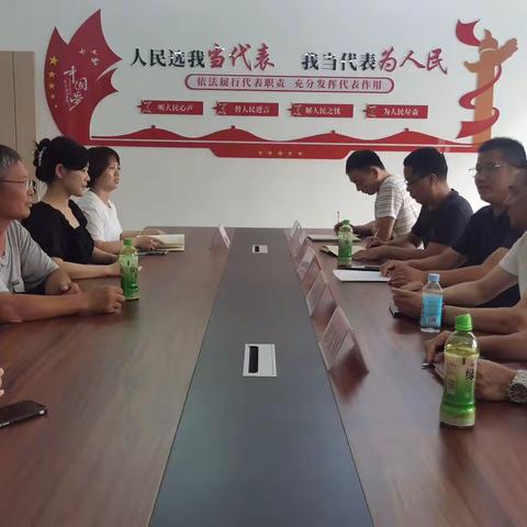 袁庄乡组织代表在第二代表联络站开展“人大代表接待选民”活动