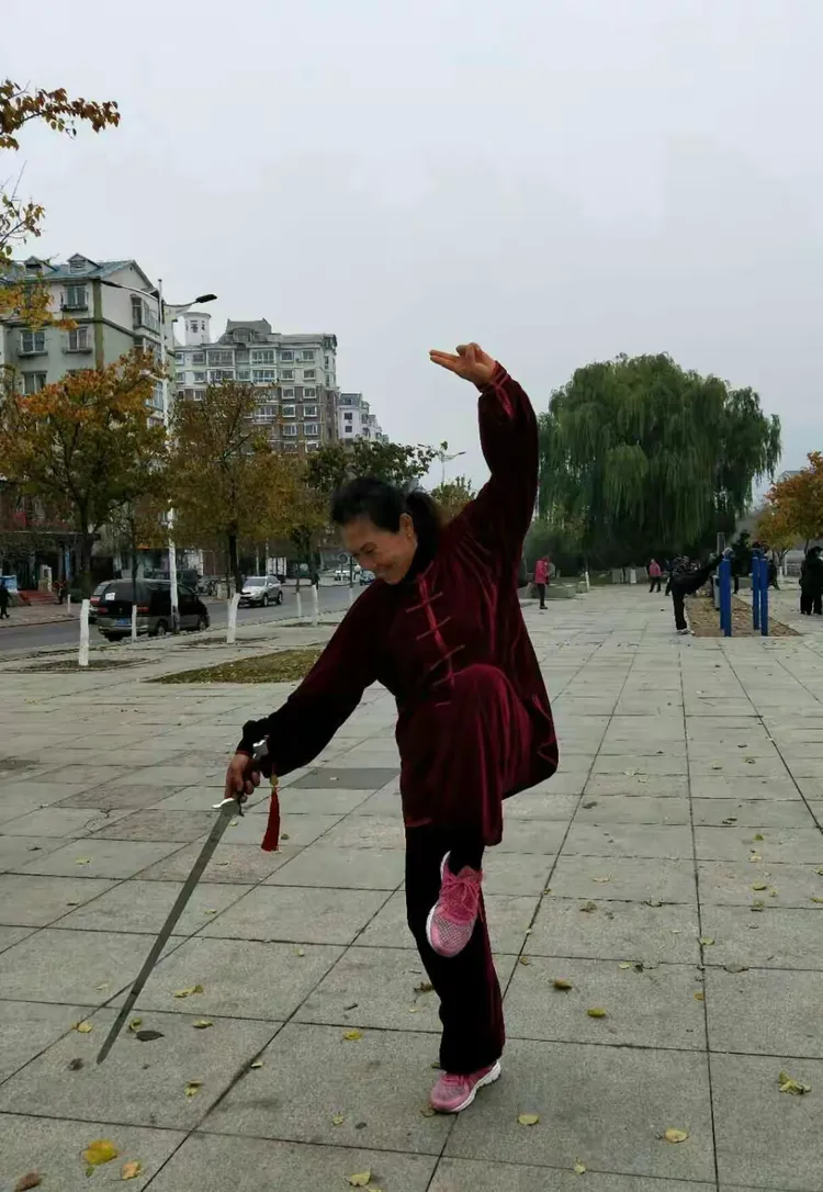 2017年金秋10月上午太极拳友练功场景（副本）