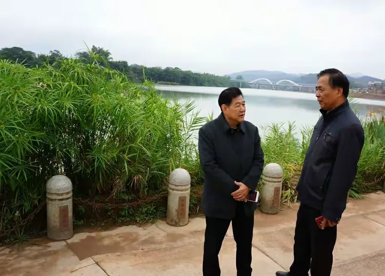 梅岭诗词联学会常务理事到程江镇参观采风