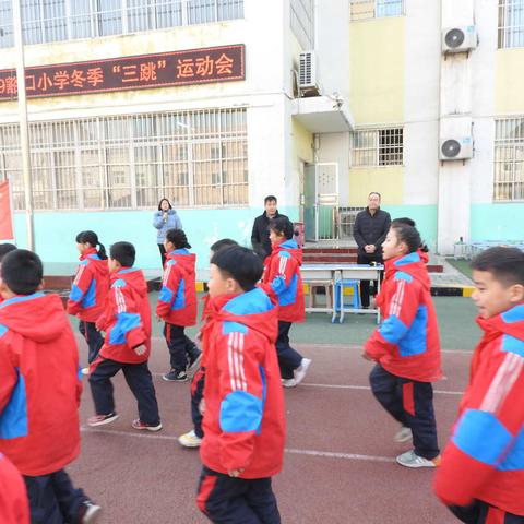 绳彩飞扬    激情超越—豁口小学举行冬季“三跳”运动会