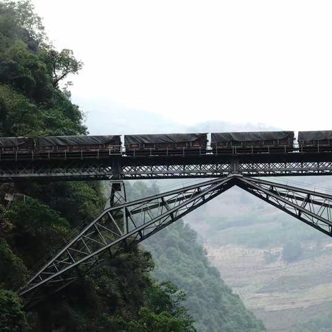 屏边人字桥__悬崖边的滇越铁路