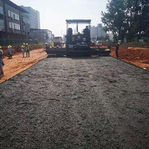 【洛阳东路综合改造工程】级配碎石摊铺正热火朝天的进行着