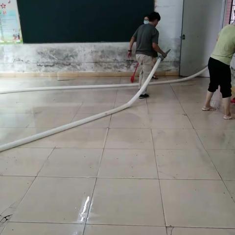 开学前热心家长清洗课室