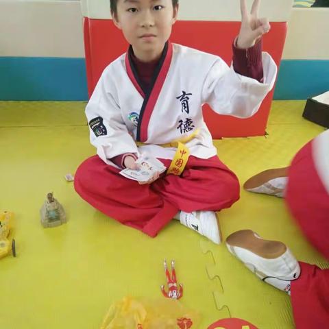 育德国际跆拳道，拍卖会和淘宝节在一段精彩的跆拳舞之后拉开围幕😊