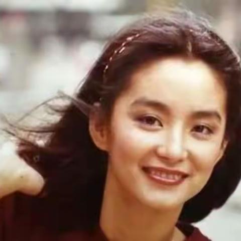 68岁林青霞近照曝光，面部下垂，身材走形：离开娱乐圈后，我终于不用当大美人了！