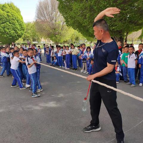 喜迎二十大，永远跟党走——六十四团中学三年级组拔河比赛