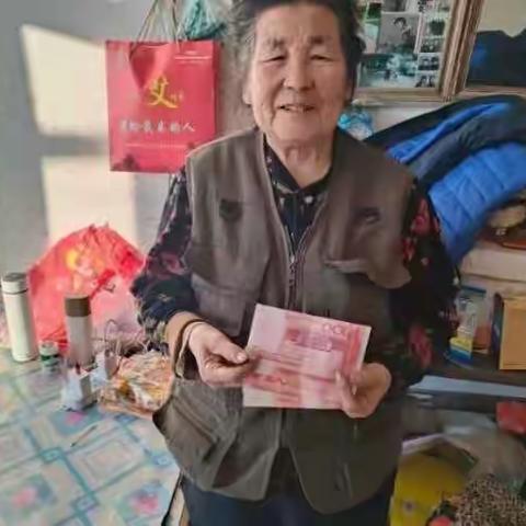 新春慰问情暖人心——巴彦扎拉嘎乡妇联开展春节低收入困难家庭慰问金发放活动