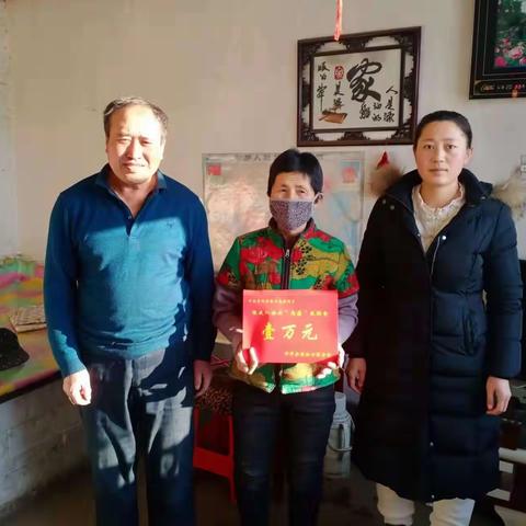 发放“两癌”救助金  妇联关爱暖人心