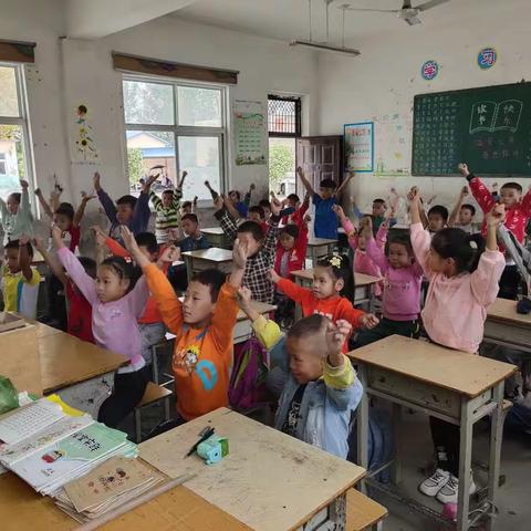 牛五门小学二年级“迎中秋迎国庆浓浓书声浸校园，浓浓书香润心田。”