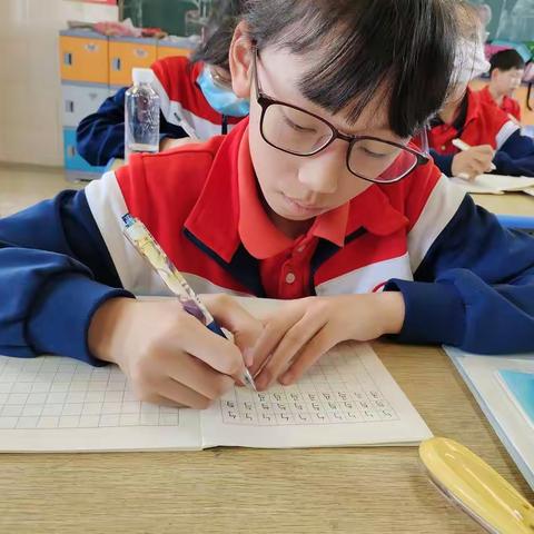 规范书写，提升技能一一记五年级规范书写拓展课