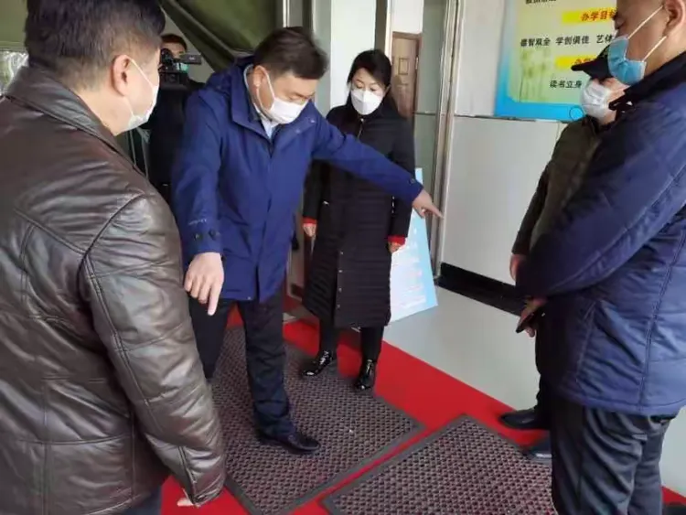 南岔县县长申勇,副县长程健,教育局局长李公宝一行人莅临第二小学对