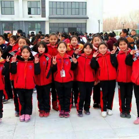 城东中学冬季运动会 ——四（1）班 我运动， 我快乐！