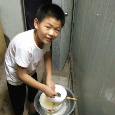 孝老敬亲做家务 勤劳懂事感恩心