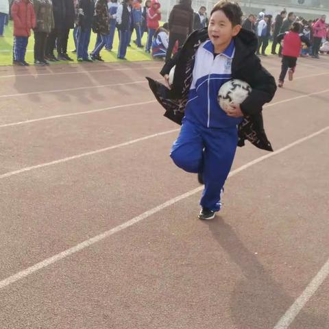 城东中学五（1）班夹球接力赛