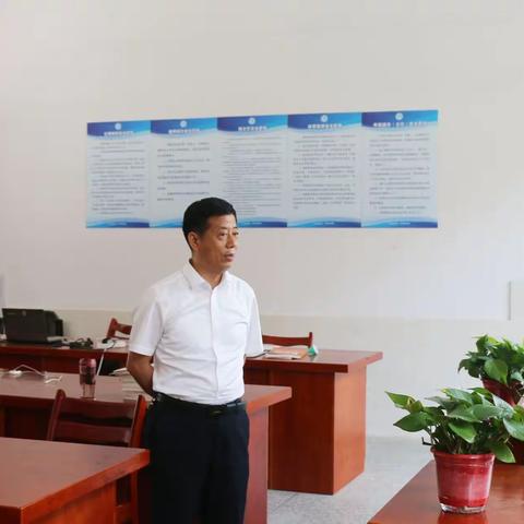 卓成金局长到中扬初中调研指导期末工作