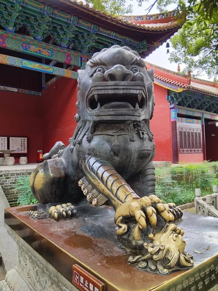 正殿又名大殿,圣帝殿,为南岳庙第七进建筑,建筑面积1877平方米