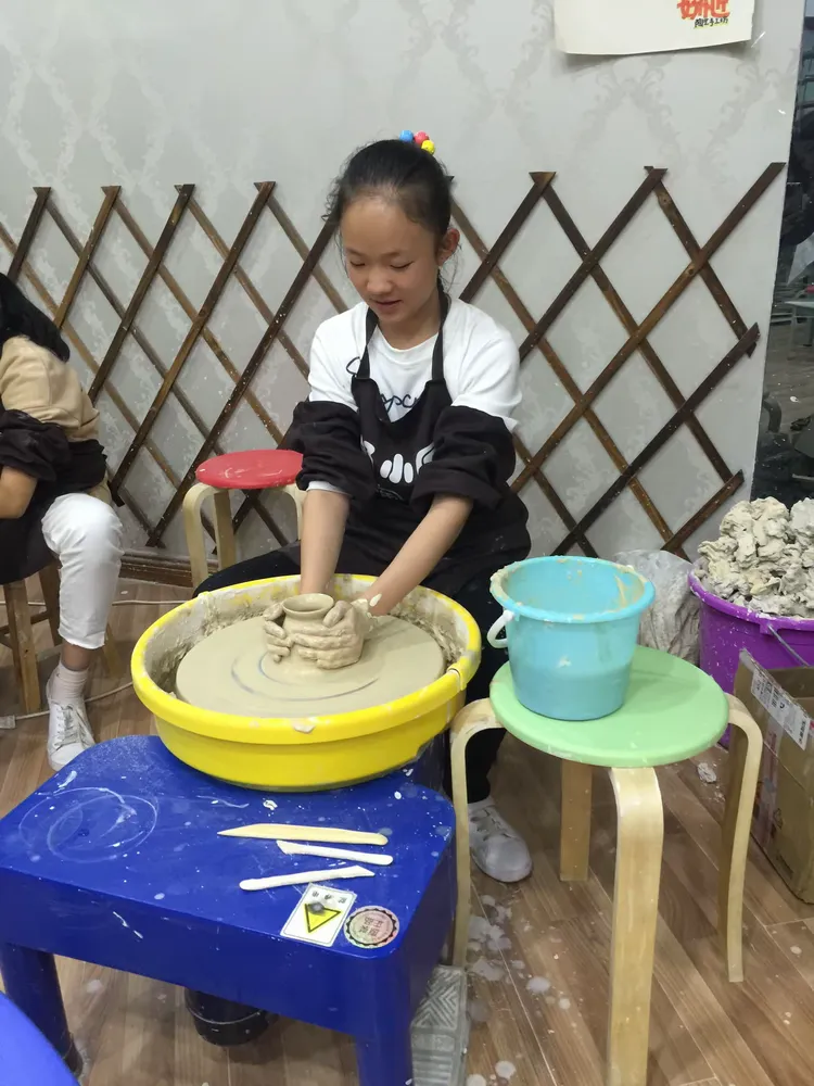 和同学们一起做陶艺