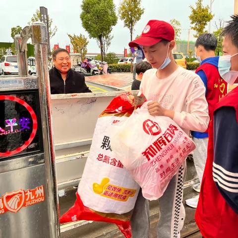 磨难压不垮   奋起正当时——宝丰四中封校期间冒雨转运学生衣物