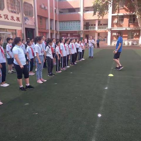 炎炎夏日骄阳下，足球外教送清风