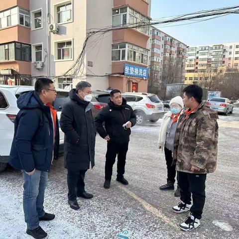 市住建局和公用事业服务中心的领导们来龙建供热公司走访指导工作，并给值守员工送来节日的问候及慰问佳品