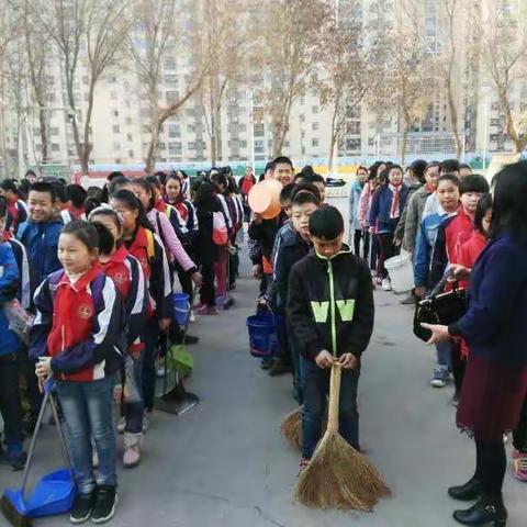 高昌区一小 学习雷锋！我们在行动！