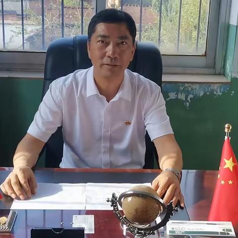 一支粉笔染双鬓，三尺讲台度春秋