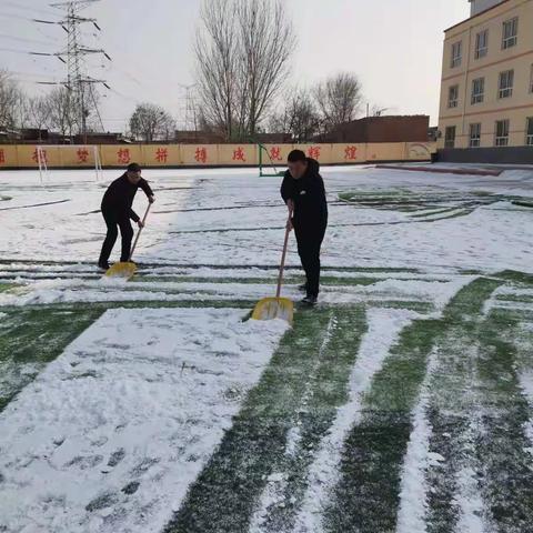 大学纷飞 情满校园——王武小学领导带头清扫校园积雪